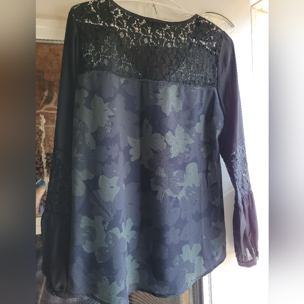 Elegant V neck  Floralw/ Lace Blouse Black/green Size Small And Medium